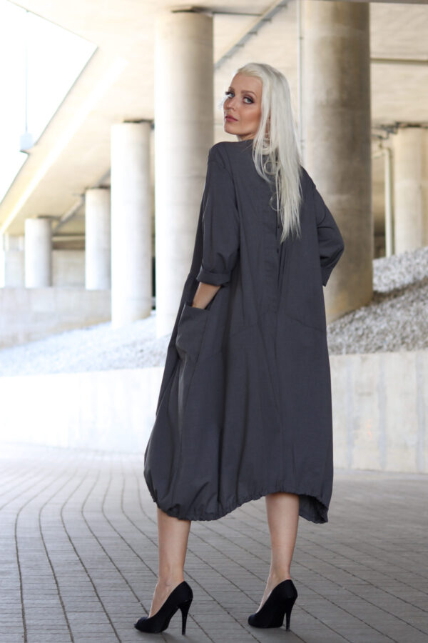 Szara odcinana sukiernka z kieszeniami oversize