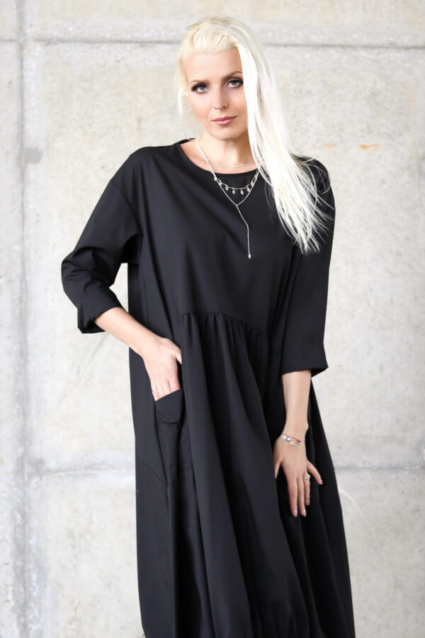 Czarna odcinana sukiernka z kieszeniami oversize