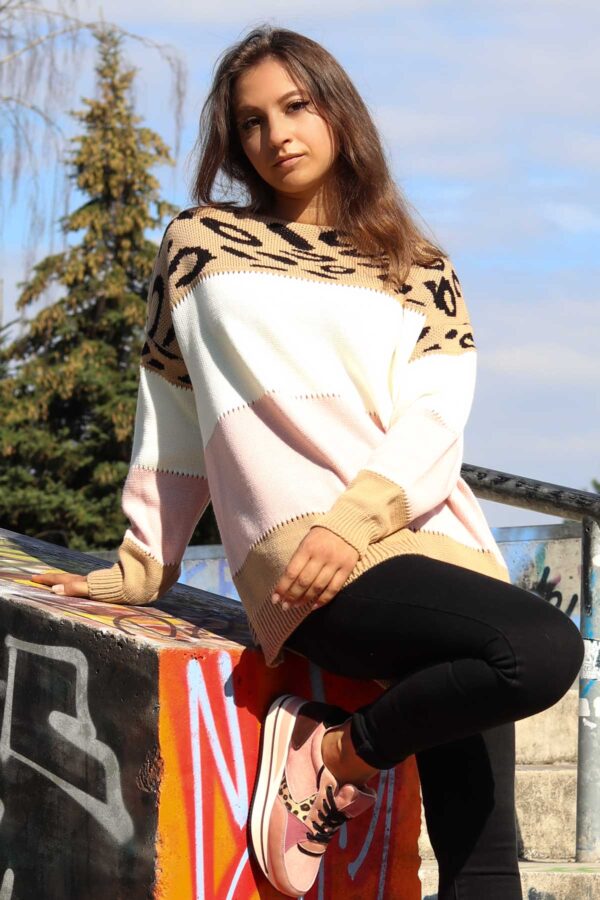 Brązowy sweter w kolorowe pasy z cętkami