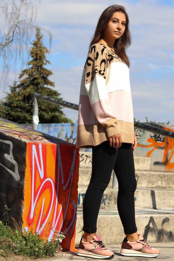 Brązowy sweter w kolorowe pasy z cętkami