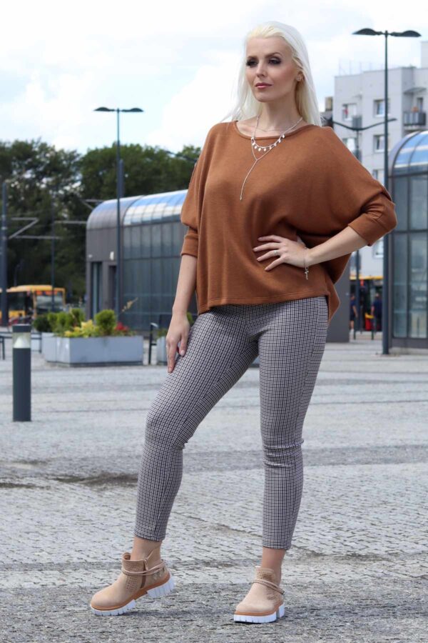 Gładki brązowy sweter o luźnym kroju, dekolt łódka