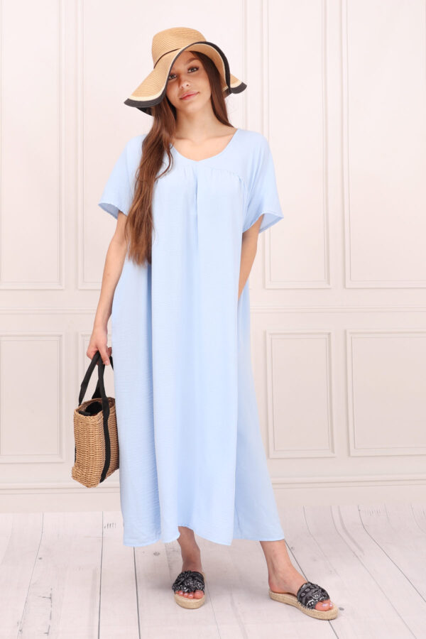Błękitna sukienka o luźnym kroju dekolt serek plus size