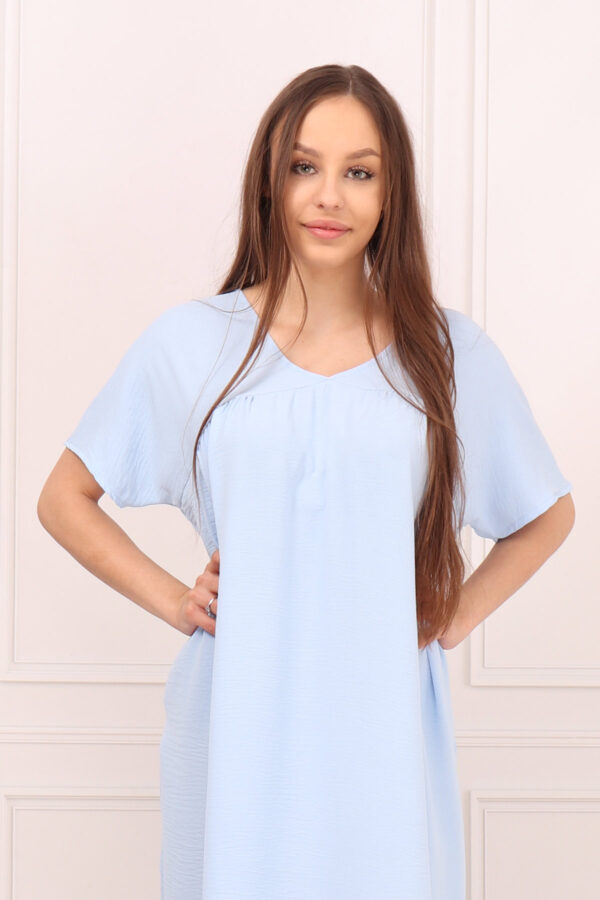 Błękitna sukienka o luźnym kroju dekolt serek plus size